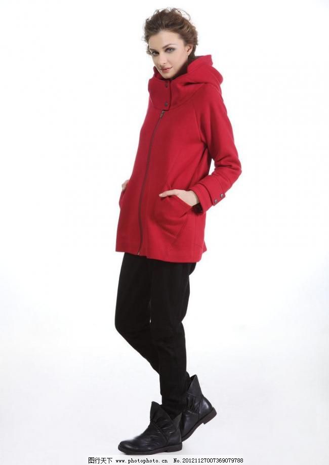 冬日紅裝 長發(fā)美女演繹大衣時(shí)尚風(fēng)采